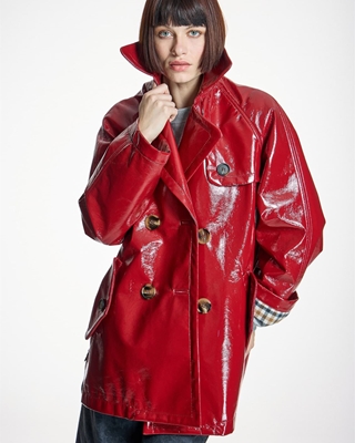 ALBA CONDE Parka Oversize Roja Efecto  Charol - Imagen 2