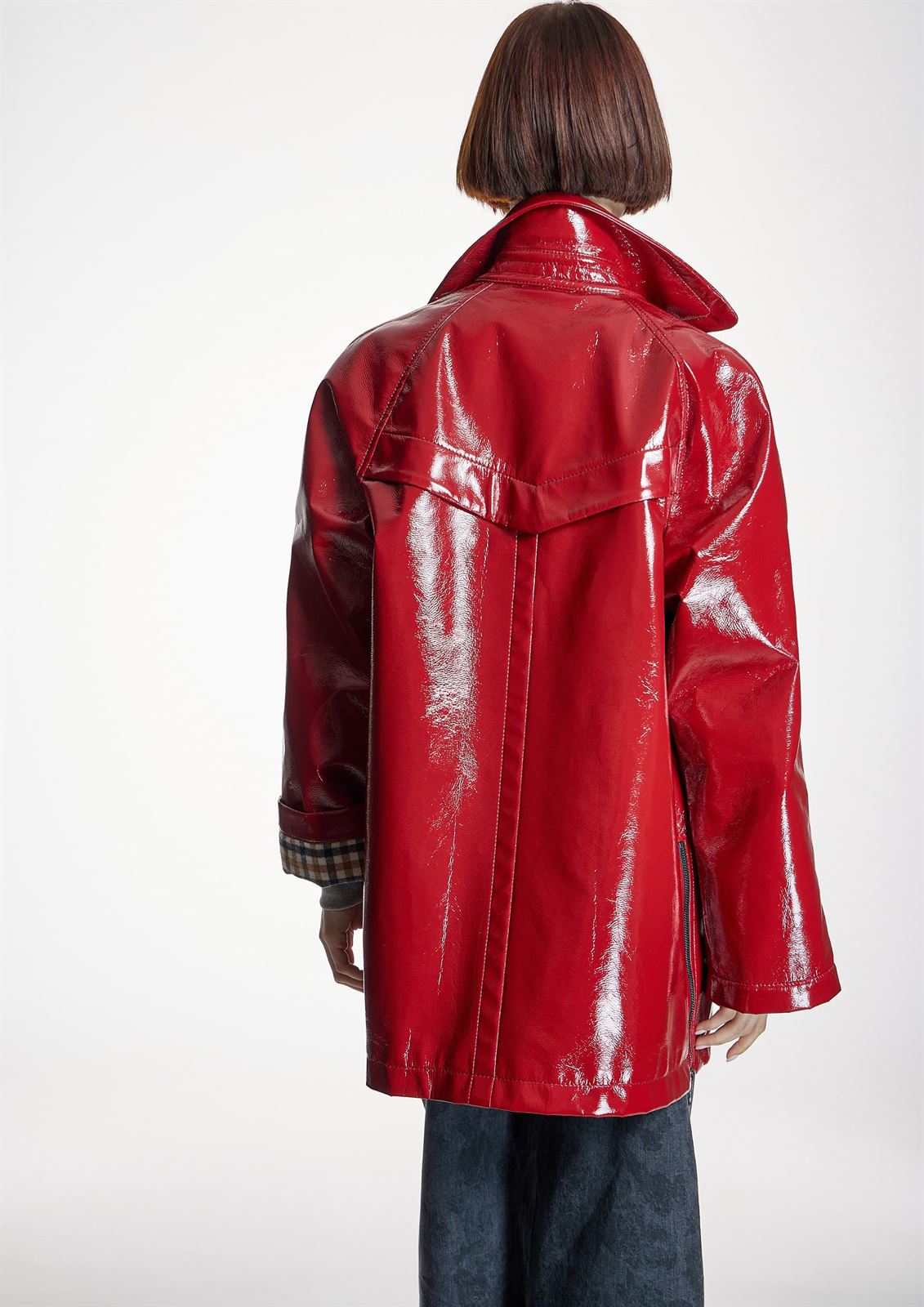 ALBA CONDE Parka Oversize Roja Efecto  Charol - Imagen 3