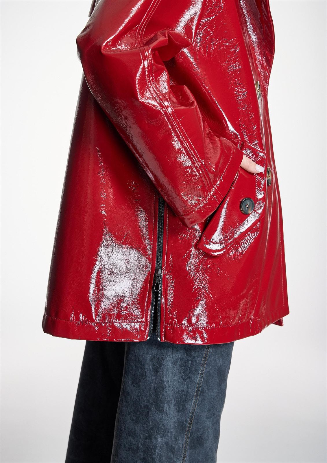 ALBA CONDE Parka Oversize Roja Efecto  Charol - Imagen 4