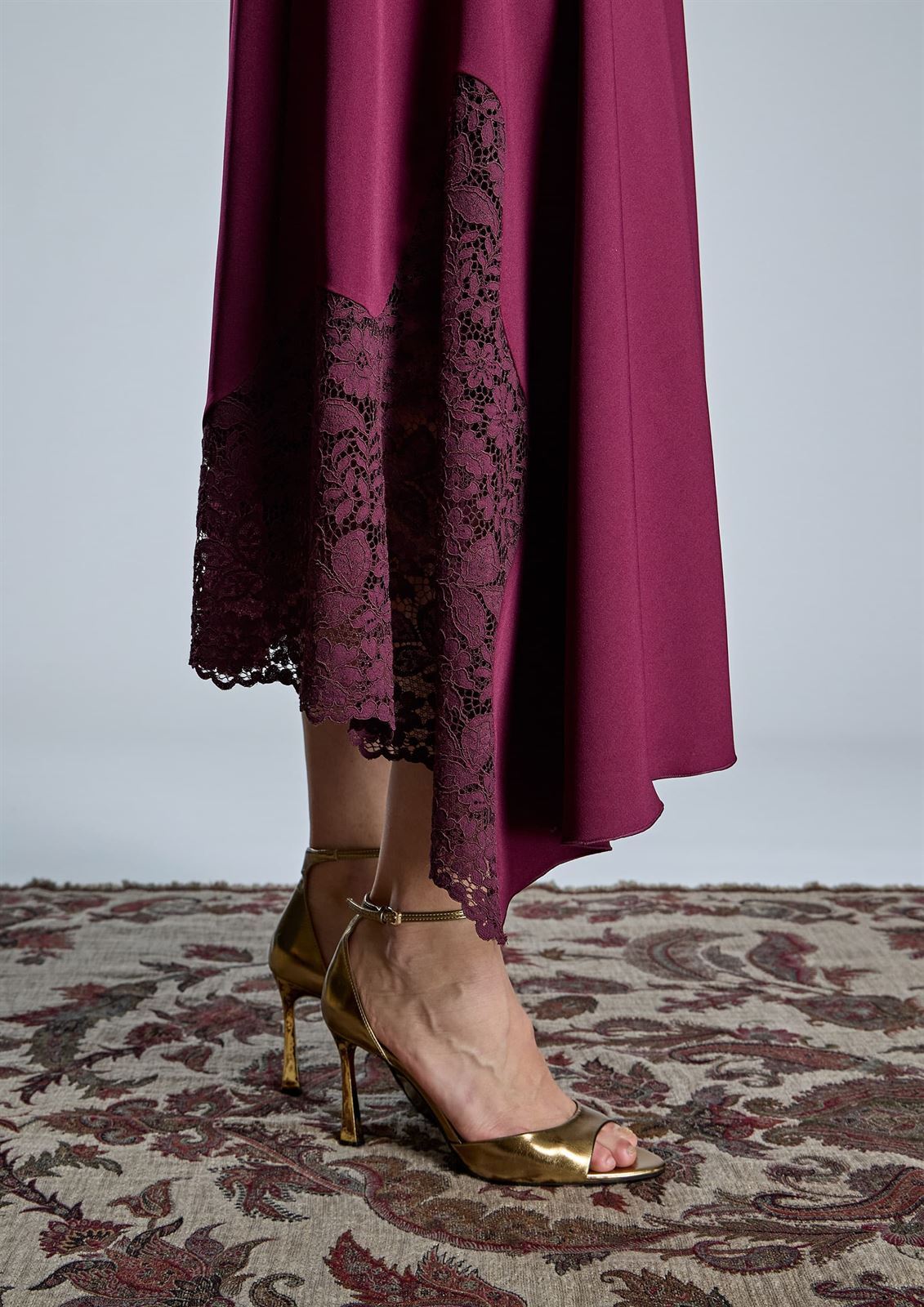 ALBA CONDE Vestido Burdeos con Puntilla - Imagen 3