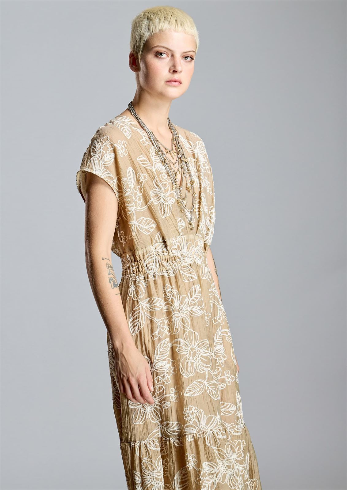 ALBA CONDE Vestido Camel Bordado - Imagen 1