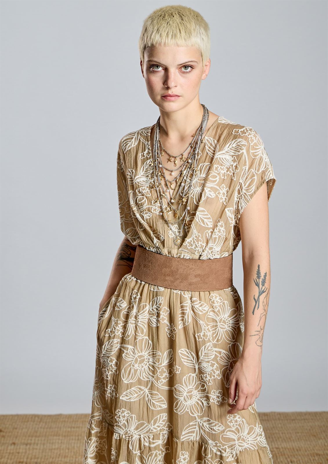 ALBA CONDE Vestido Camel Bordado - Imagen 2