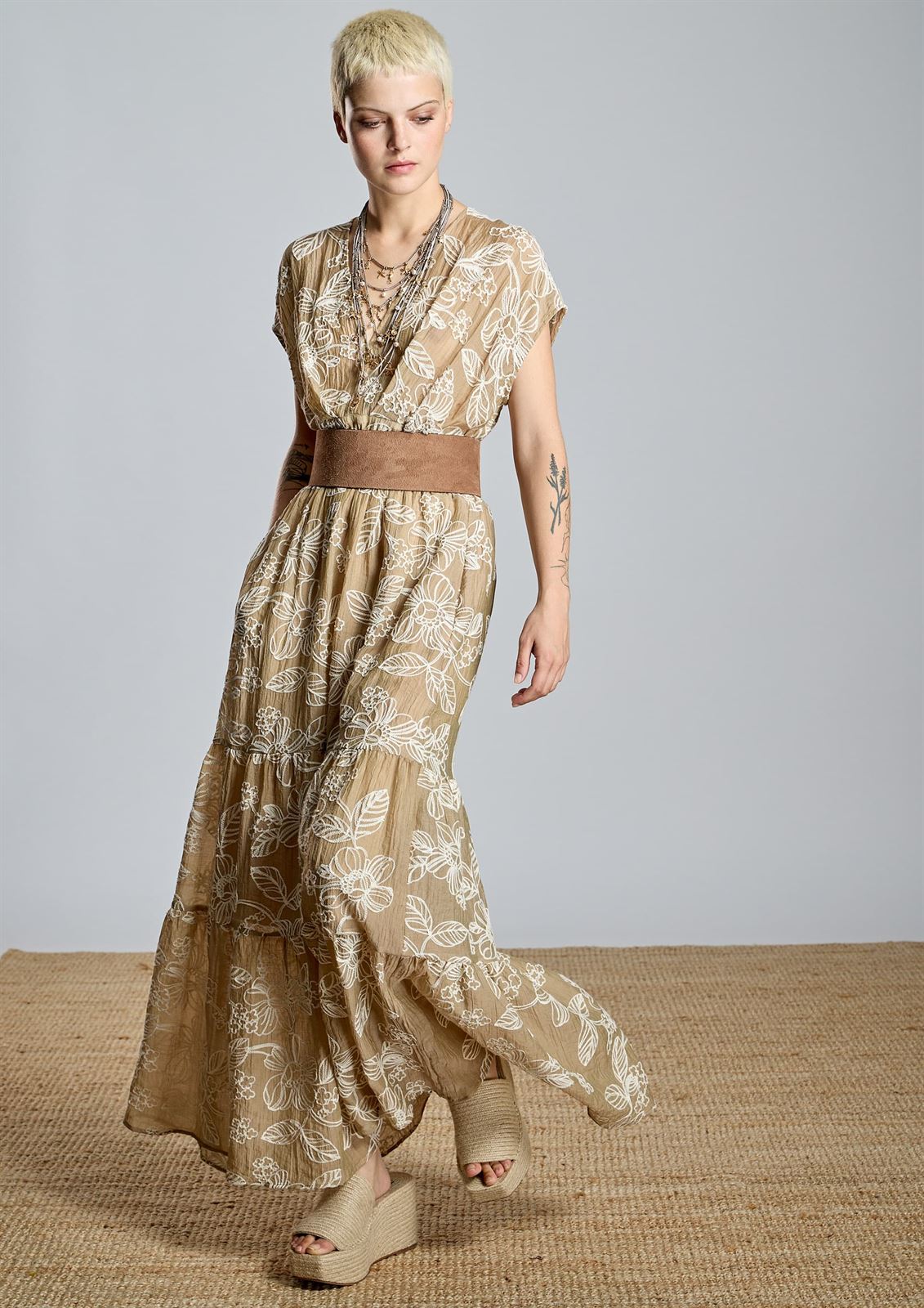 ALBA CONDE Vestido Camel Bordado - Imagen 3