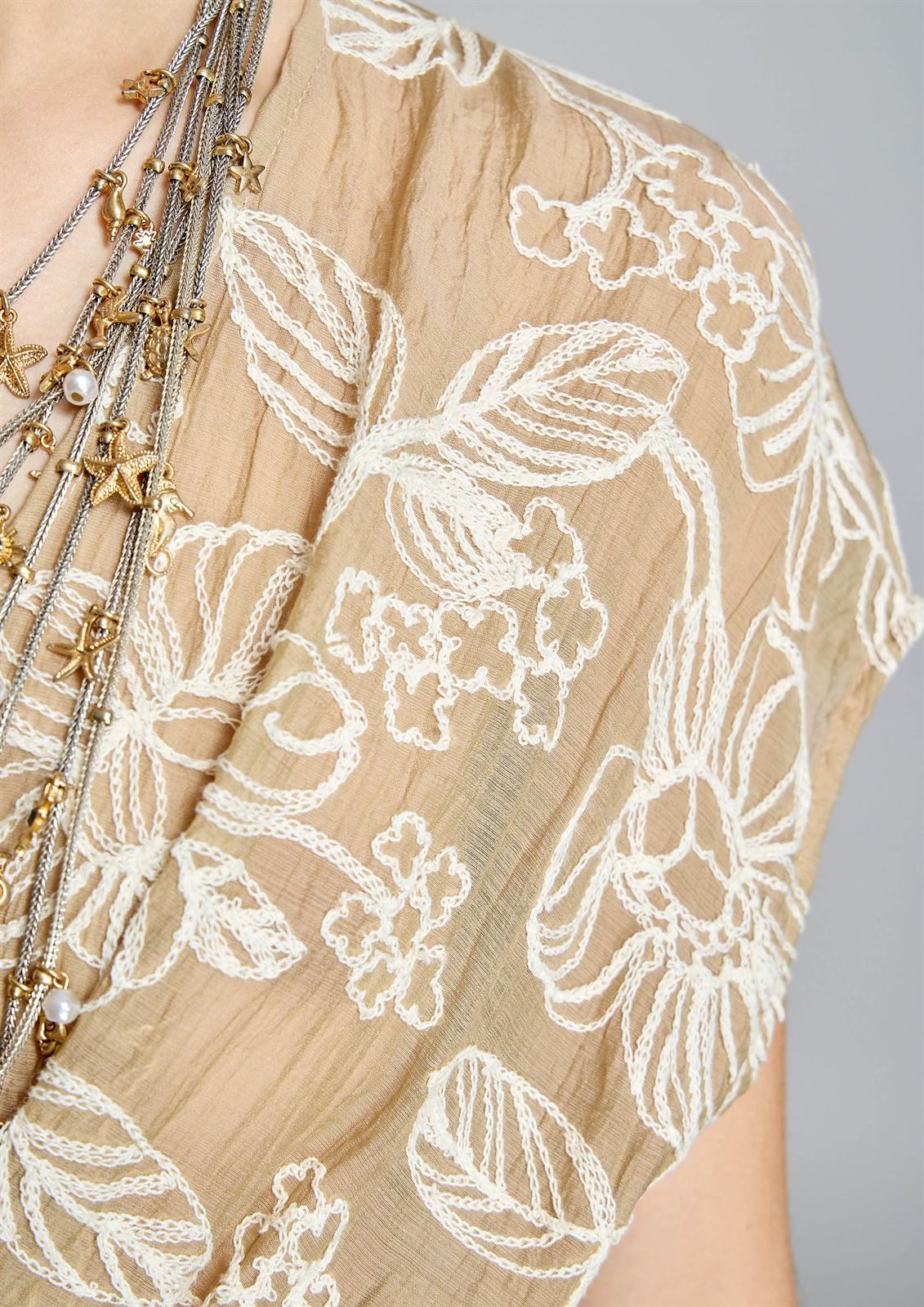 ALBA CONDE Vestido Camel Bordado - Imagen 4