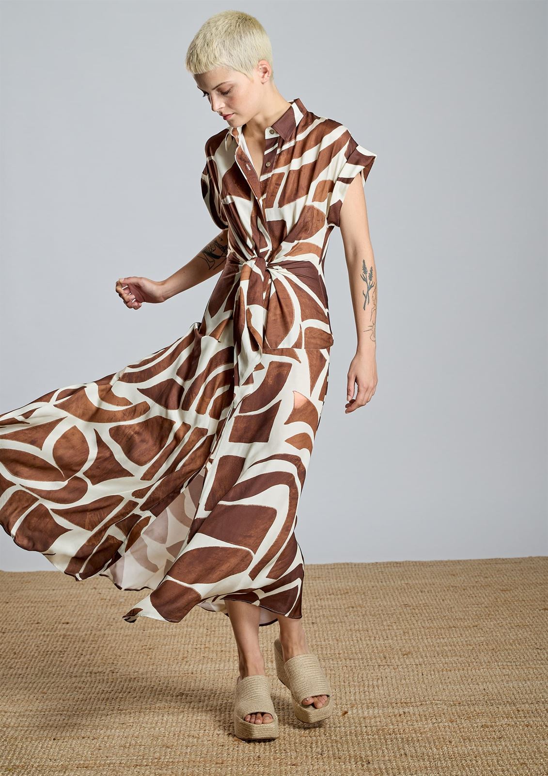 ALBA CONDE Vestido Camisero Estampado Marrón - Imagen 2