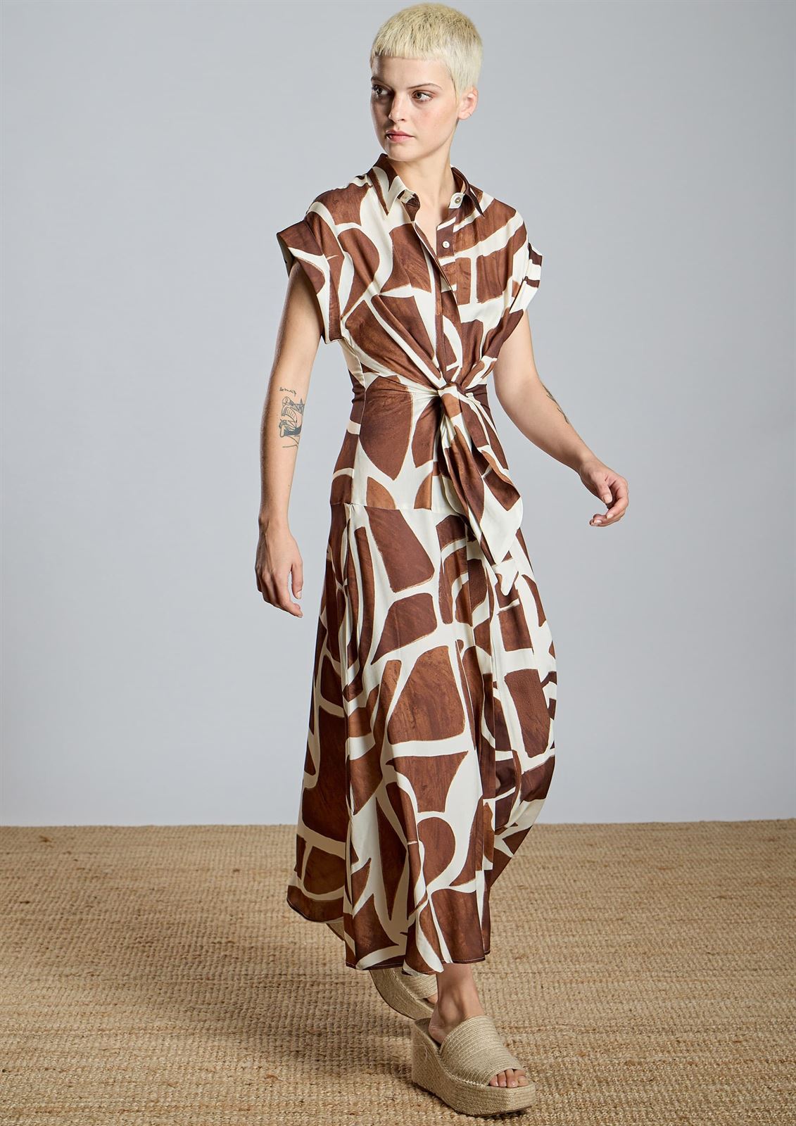 ALBA CONDE Vestido Camisero Estampado Marrón - Imagen 4