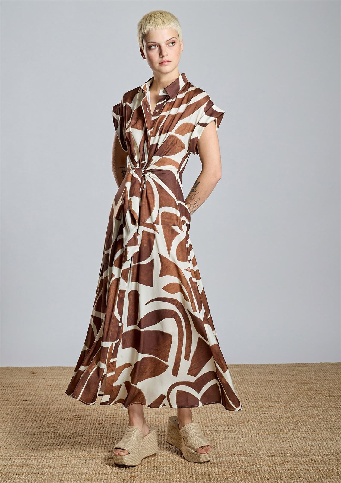 ALBA CONDE Vestido Camisero Estampado Marrón - Imagen 5