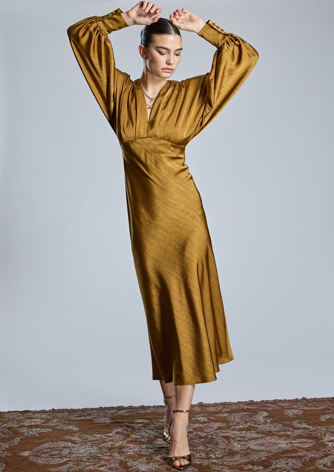 ALBA CONDE Vestido de Satén Mostaza - Imagen 2