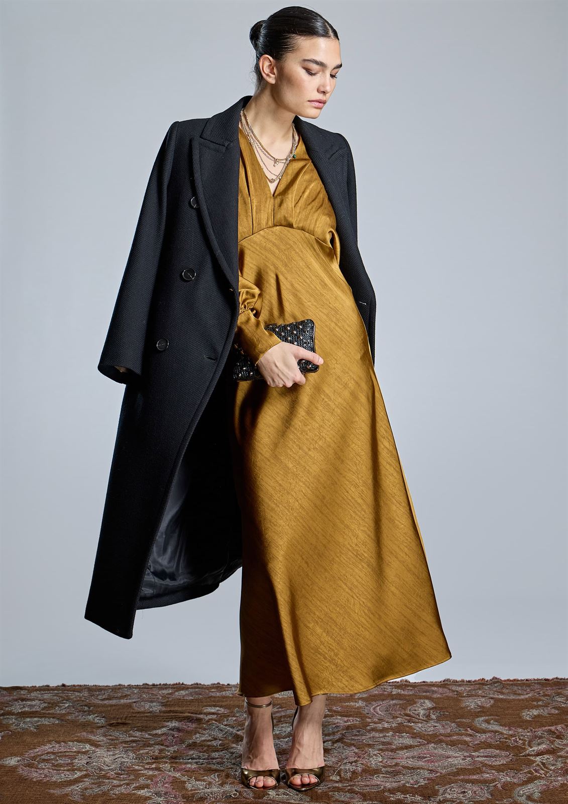 ALBA CONDE Vestido de Satén Mostaza - Imagen 4