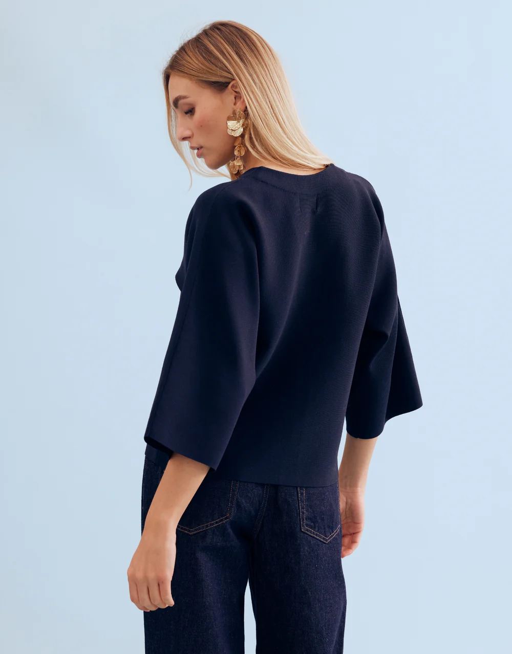 LEO & HUGO Top Escote V Marino - Imagen 4